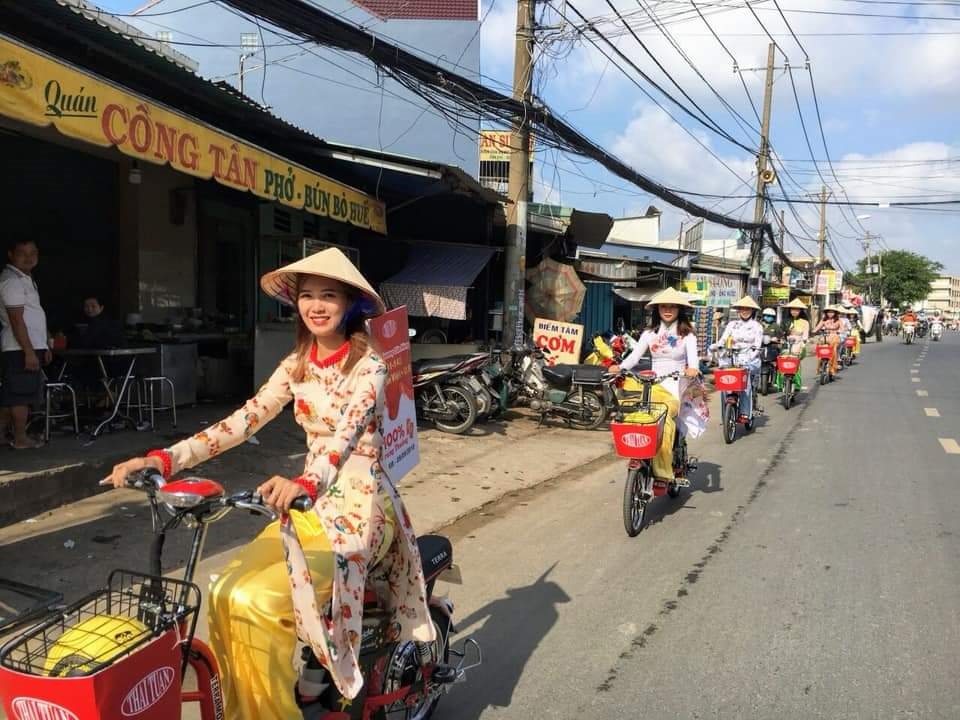 Đoàn Roadshow nổi bật, ấn tượng trên đường ngay chu ý cho mọi người đi đường
