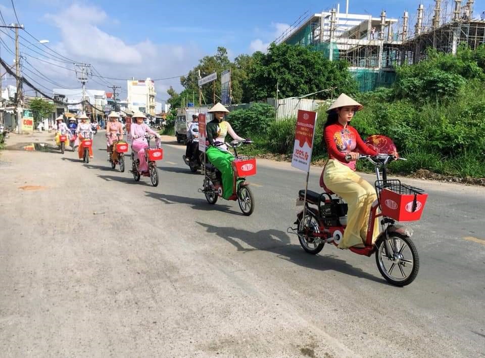 Đoàn Roadshow xe đạp điện thu hút mọi ánh mắt người nhìn khi đi qua đường