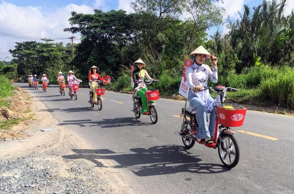 Đội ngũ PG chạy Roadshow xinh đẹp, duyên dáng bên tà áo dài cùng chiếc nón lá
