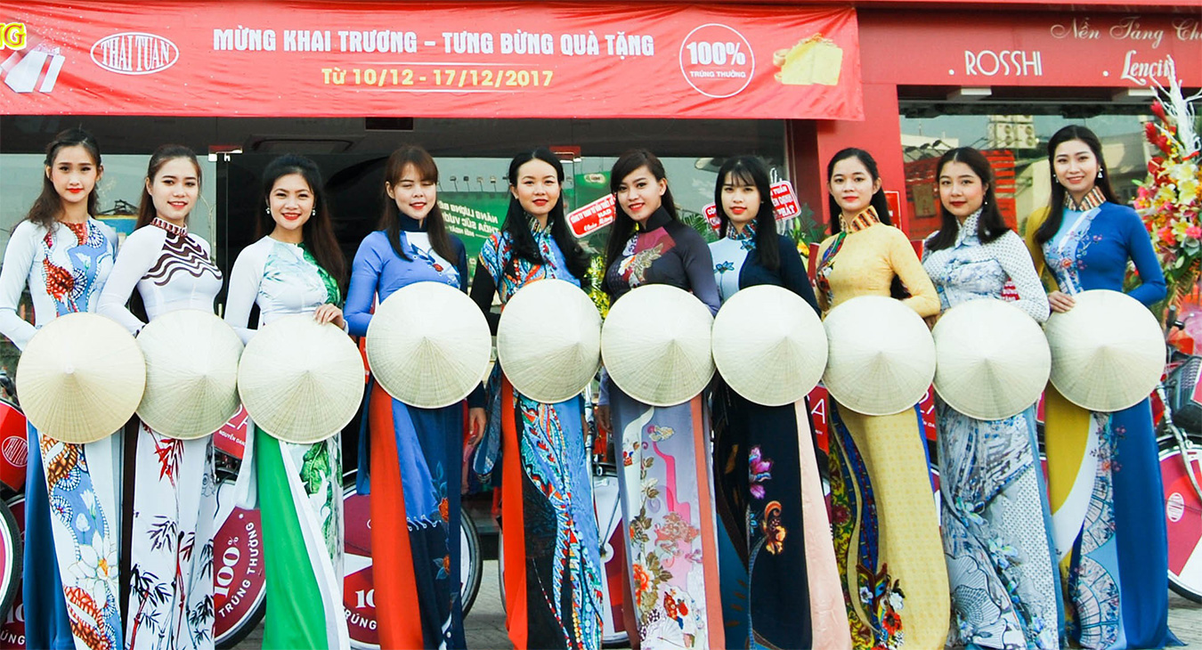 Đội ngũ PG chạy Roadshow xinh đẹp, duyên dáng bên tà áo dài cùng chiếc nón lá