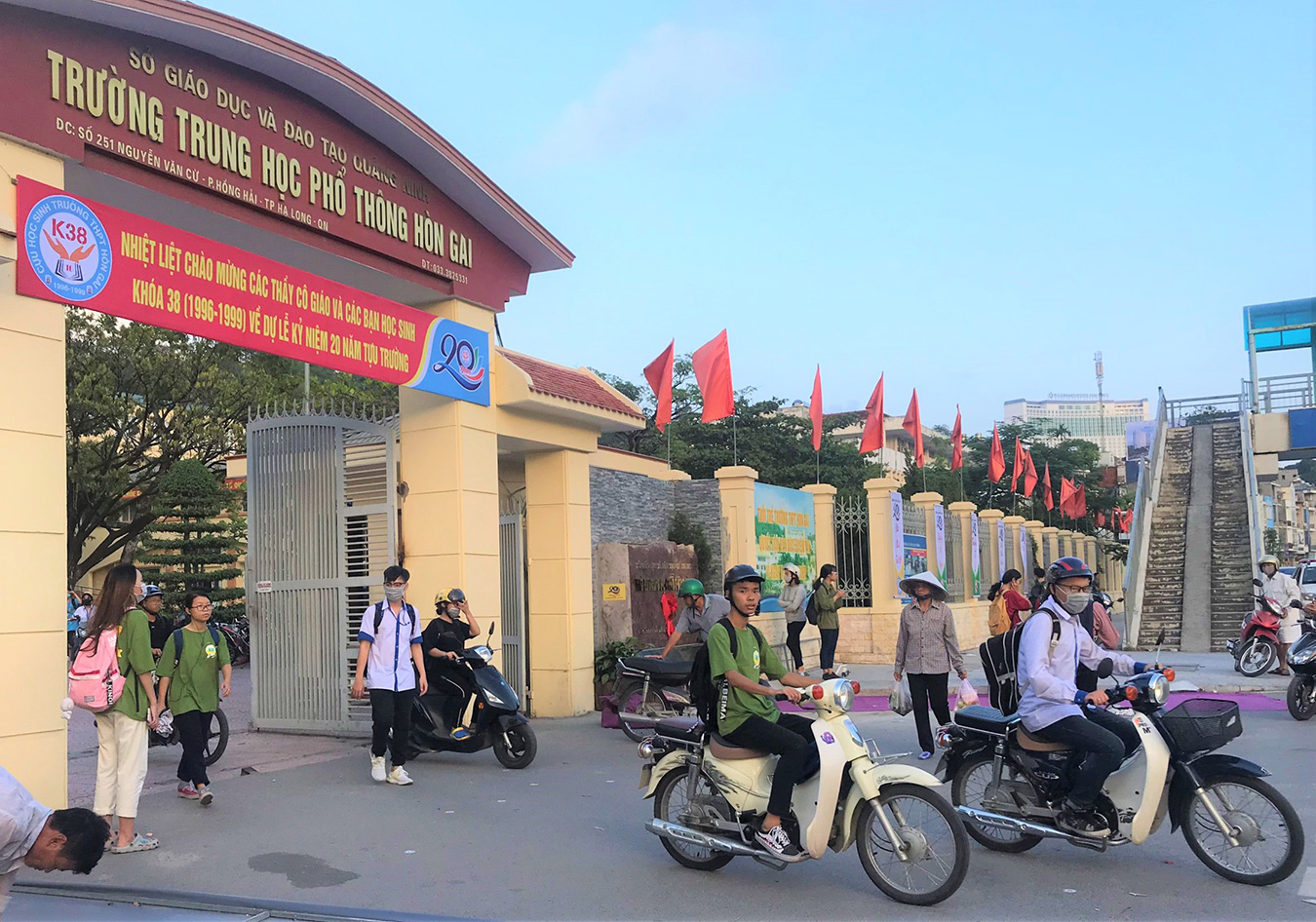 Xe điện – phương tiện được nhiều học sinh THPT sử dụng để đến trường