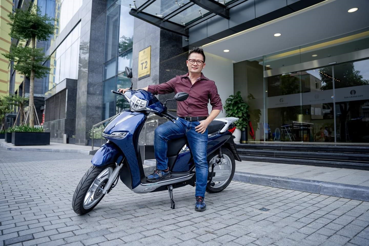 Bằng Kiều menly cùng với chiếc siêu xe điện PEGA-S. Bằng Kiều menly cùng với chiếc siêu xe điện PEGA-S.