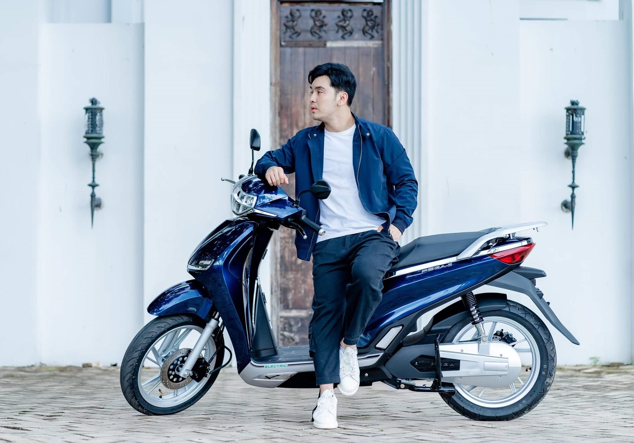 Ca sỹ Ưng Hoàng Phúc ủng hộ xe điện PEGA-S. Bởi nó vừa tiết kiệm nhiên liệu, lại bảo vệ môi trường xanh của chúng ta. Ca sỹ Ưng Hoàng Phúc ủng hộ xe điện PEGA-S. Bởi nó vừa tiết kiệm nhiên liệu, lại bảo vệ môi trường xanh của chúng ta.