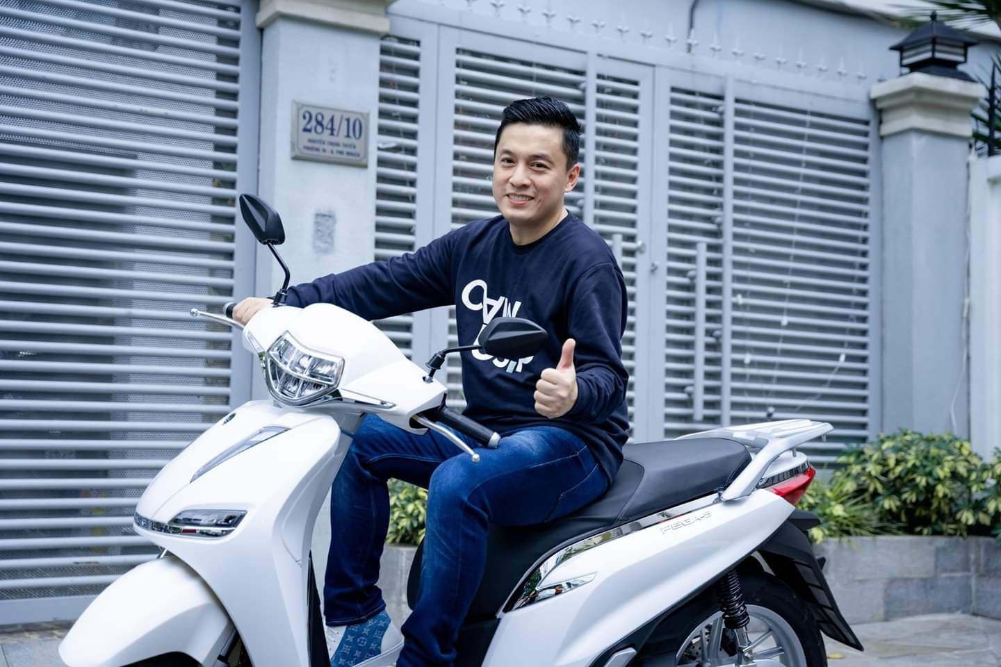 Lam Trường tạo dáng với chiếc PEGA-S màu trắng tuyệt đẹp. Lam Trường tạo dáng với chiếc PEGA-S màu trắng tuyệt đẹp.