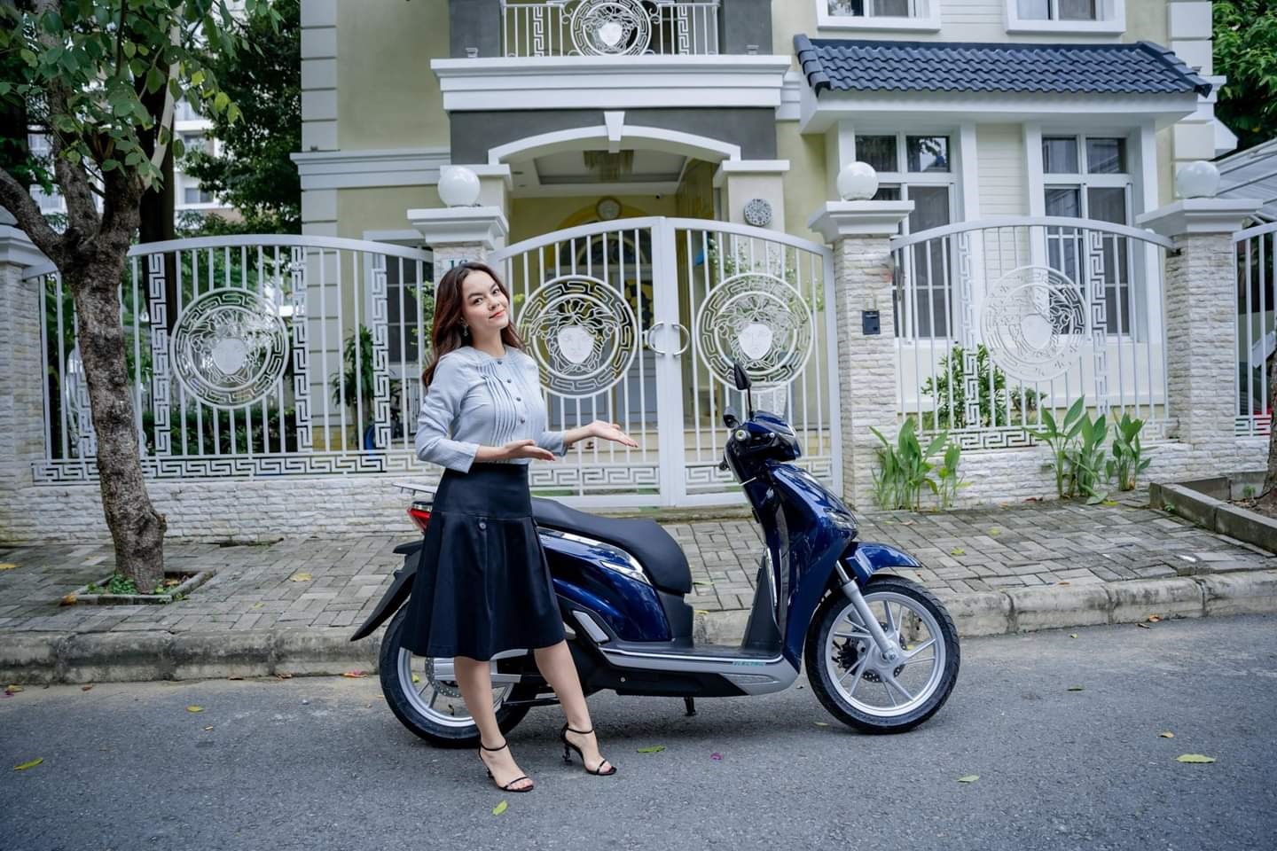 Phạm Quỳnh Anh xinh đẹp tạo dáng bên chiếc PEGA-S màu xanh. Phạm Quỳnh Anh xinh đẹp tạo dáng bên chiếc PEGA-S màu xanh.