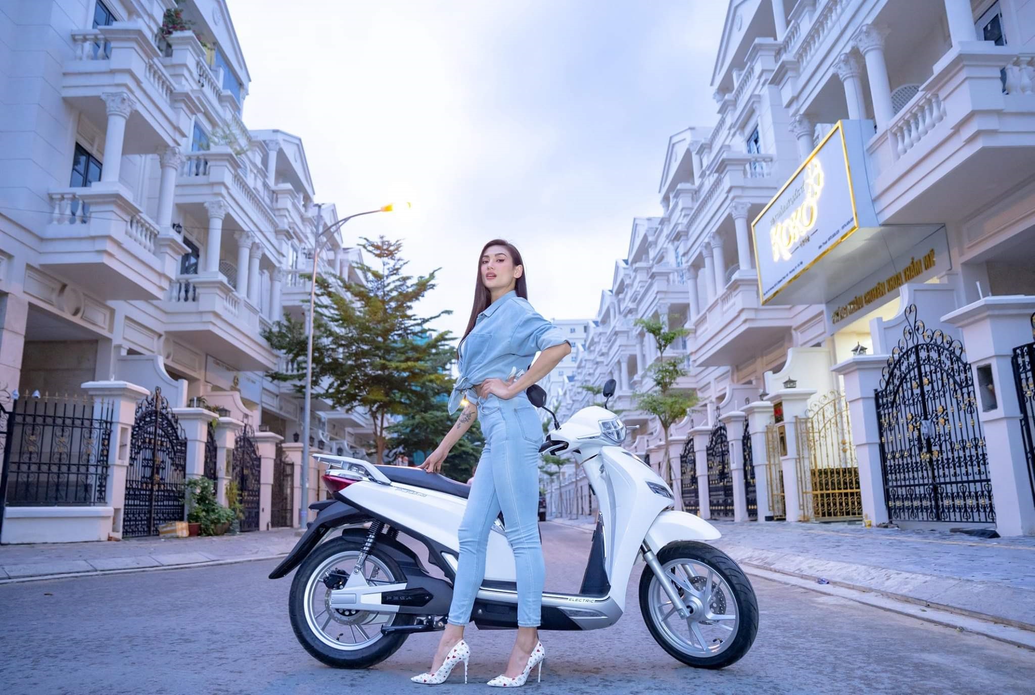 Siêu mẫu Võ Hoàng Yến với thần thái hút mọi ánh nhìn bên PEGA-S. Cô vẫn chưa tin được đây là chiếc xe điện. Bởi lẽ PEGA-S có thiết kế rất đẹp với kiểu dáng vô cùng đẳng cấp. Siêu mẫu Võ Hoàng Yến với thần thái hút mọi ánh nhìn bên PEGA-S. Cô vẫn chưa tin được đây là chiếc xe điện. Bởi lẽ PEGA-S có thiết kế rất đẹp với kiểu dáng vô cùng đẳng cấp.