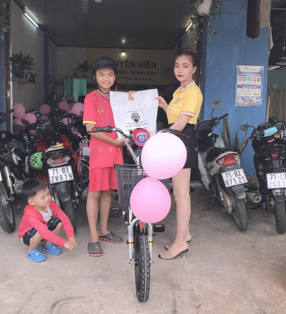 Khách hàng nhí vui vẻ nhận quà khi mua xe điện trong ngày khai chương Khách hàng nhí vui vẻ nhận quà khi mua xe điện trong ngày khai chương