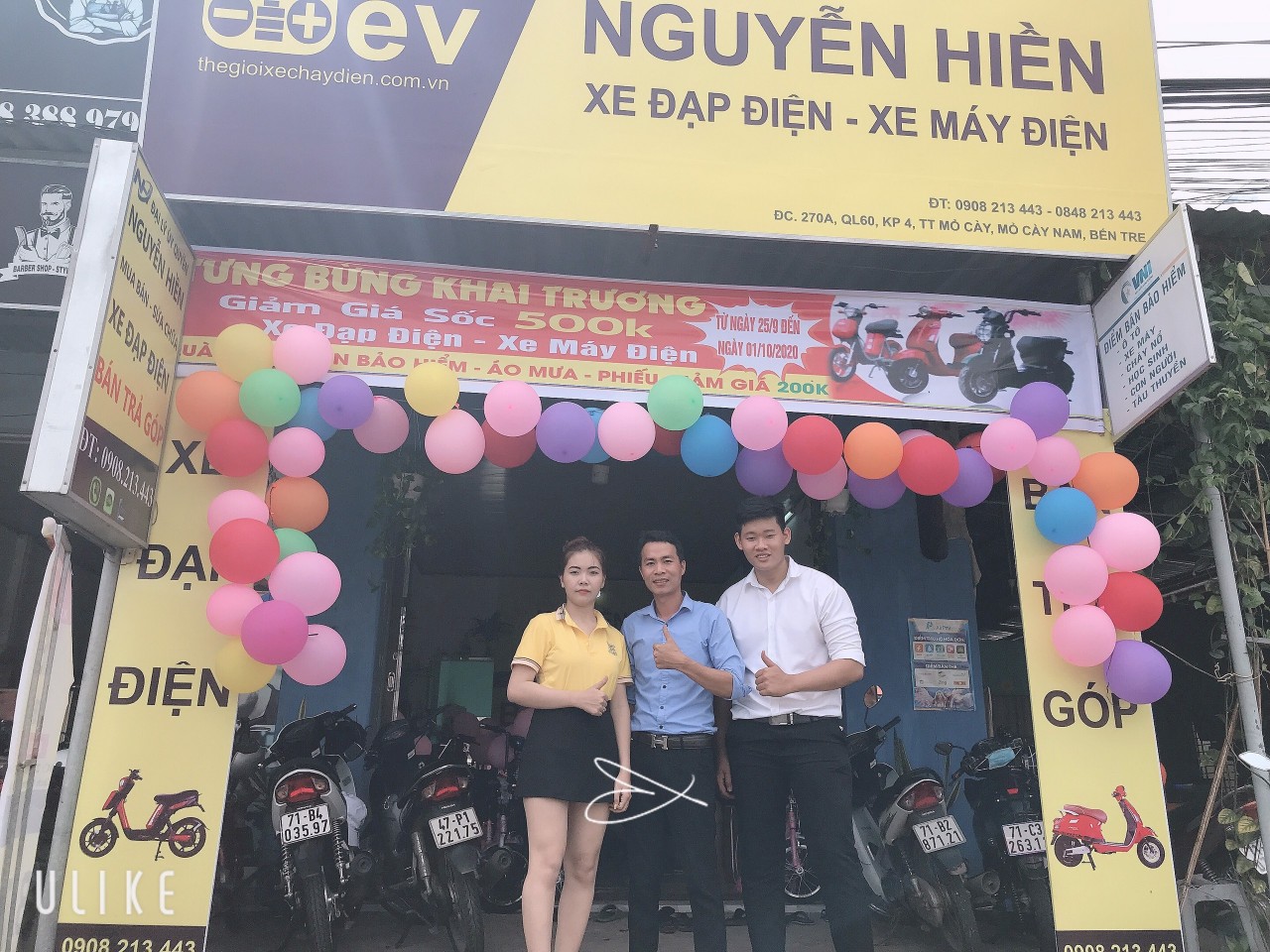 Nhân viên và khách cùng chụp ảnh trước cửa Nguyễn Hiền Nhân viên và khách cùng chụp ảnh trước cửa Nguyễn Hiền