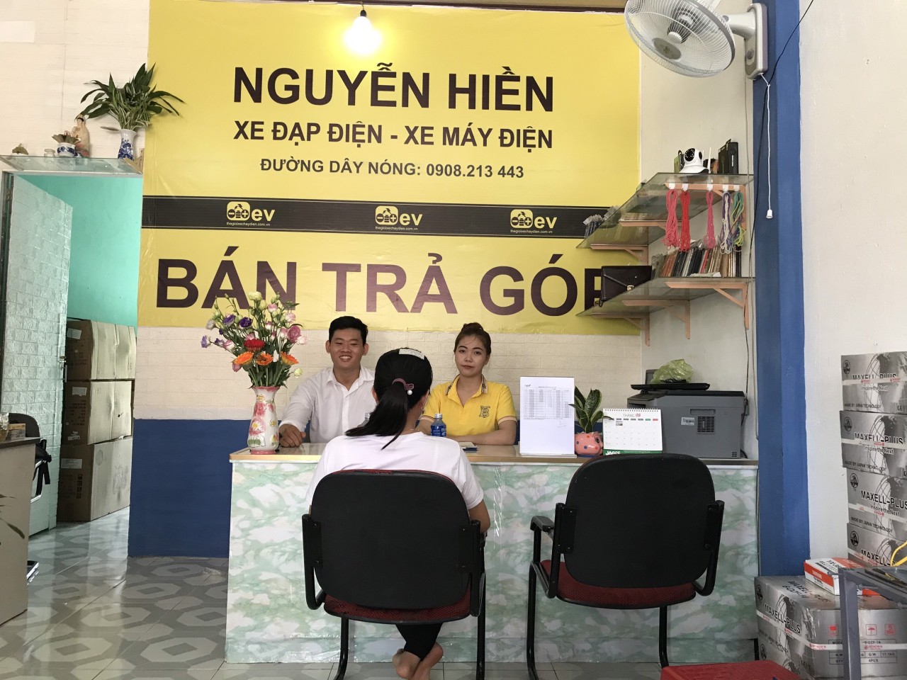 Tư vấn khách hàng mua xe điện Tư vấn khách hàng mua xe điện