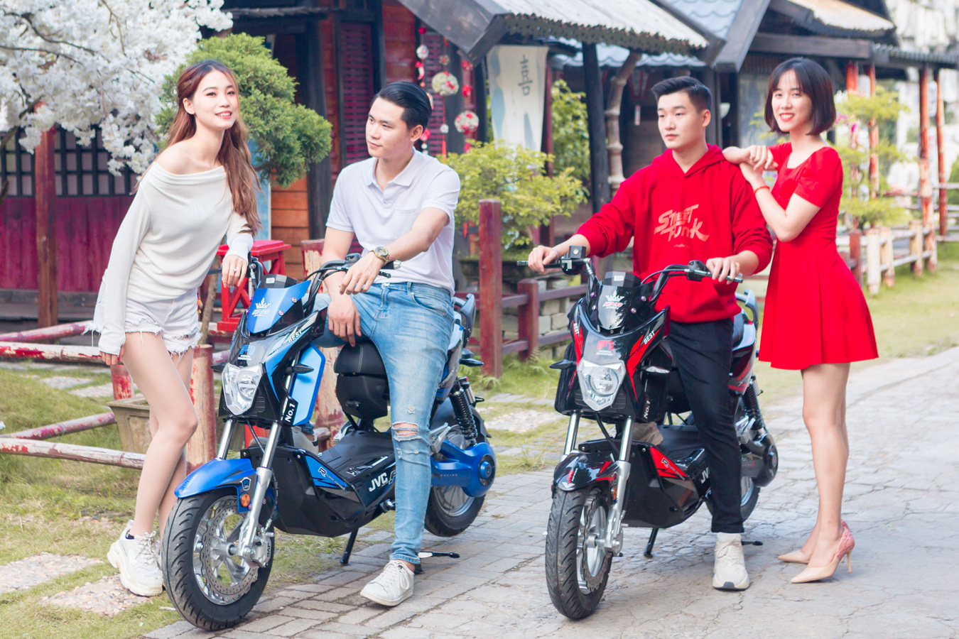 Động cơ của JVC eco Xmen F1 phiên bản độ có khả năng chống nước hoàn hảo trong điều kiện trời mưa