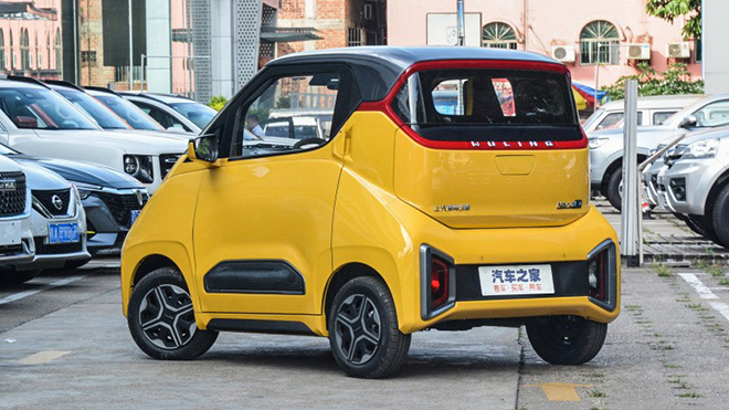 Phía sau xe được thiết kế cụm đèn hậu kèm với hốc gió giả