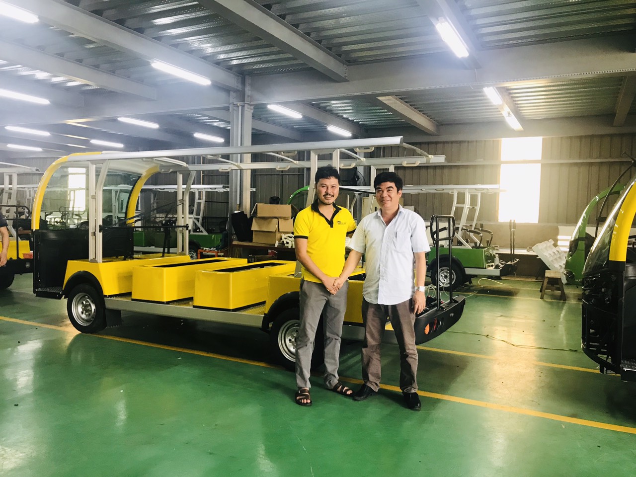 Thế Giới Xe Chạy Điện cung cấp xe điện chở hàng trong các công ty lớn