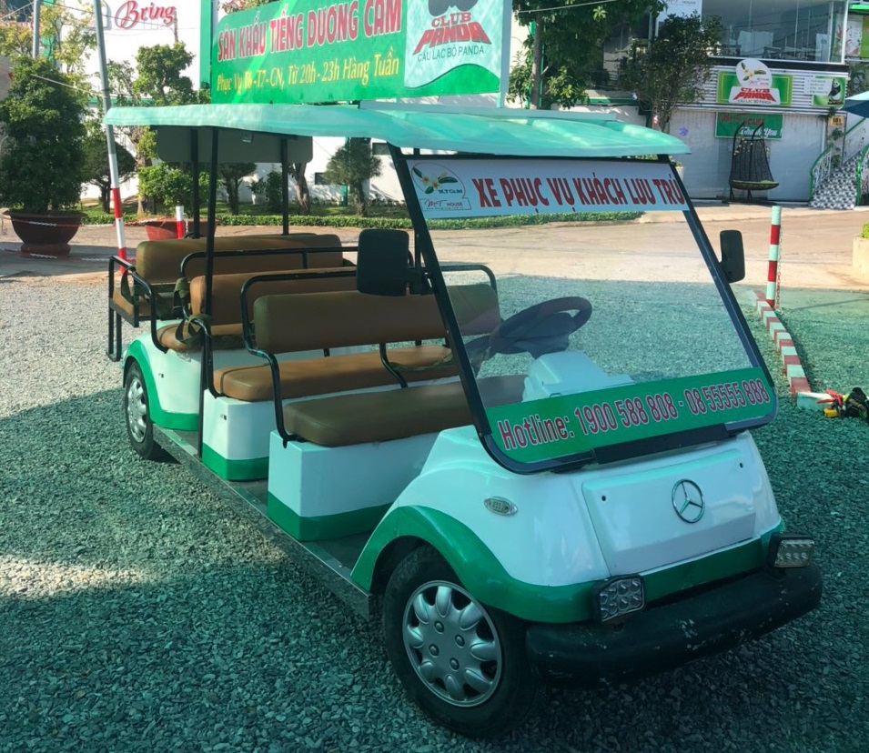 Với thiết kế thông thoáng, xe điện giúp tạo điều kiện cho du khách dễ dàng tham quan cảnh đẹp tại Vũng Tàu Với thiết kế thông thoáng, xe điện giúp tạo điều kiện cho du khách dễ dàng tham quan cảnh đẹp tại Vũng Tàu
