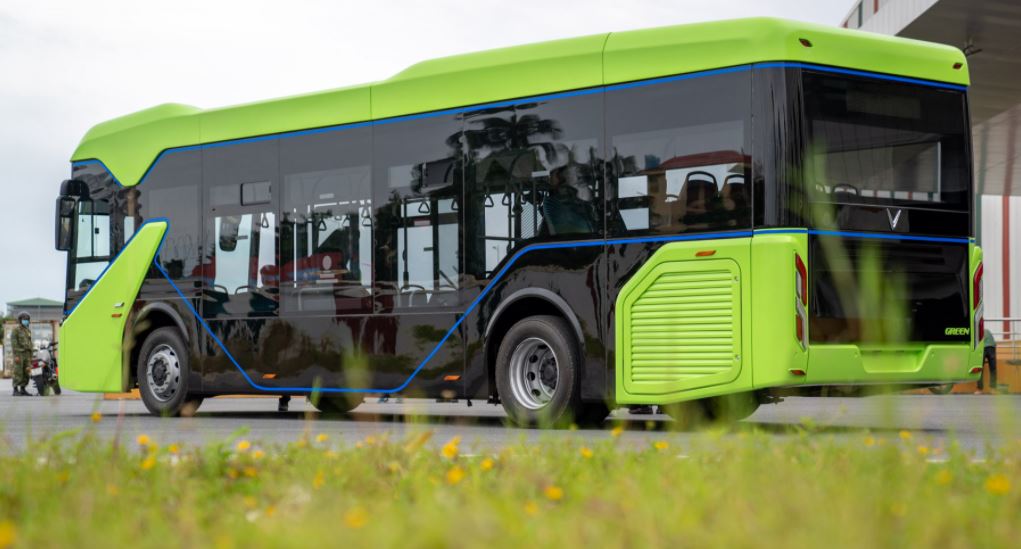 Mẫu xe Bus điện có ngoại hình bắt mắt với hai màu đen và xanh lá làm nền chủ đạo