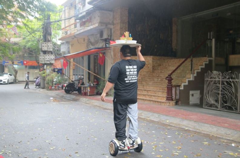 Nhờ đồ ăn ngon, phục vụ nhiệt tình, độc đáo quán phở của anh Thế mỗi ngày bán cả trăm bát