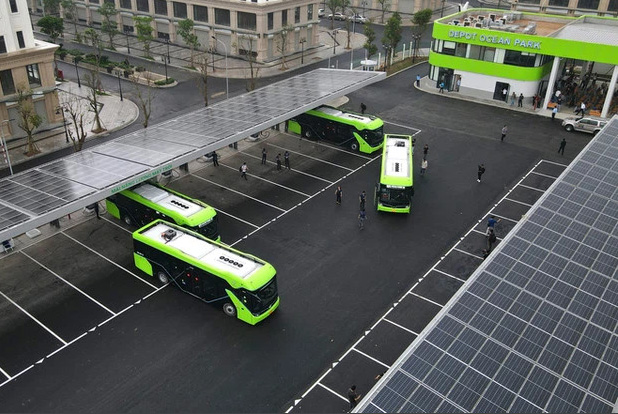 Sáng ngày 8/4, tuyến xe buýt điện thông minh đầu tiên của Việt Nam chính thức lăn bánh