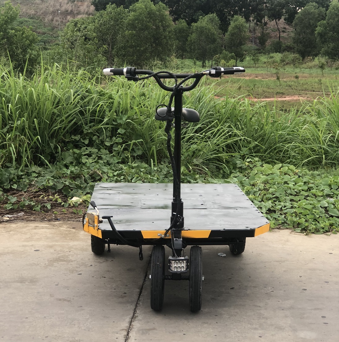 EV M còn được trang bị đèn pha có khả năng chiếu sáng rộng EV M còn được trang bị đèn pha có khả năng chiếu sáng rộng