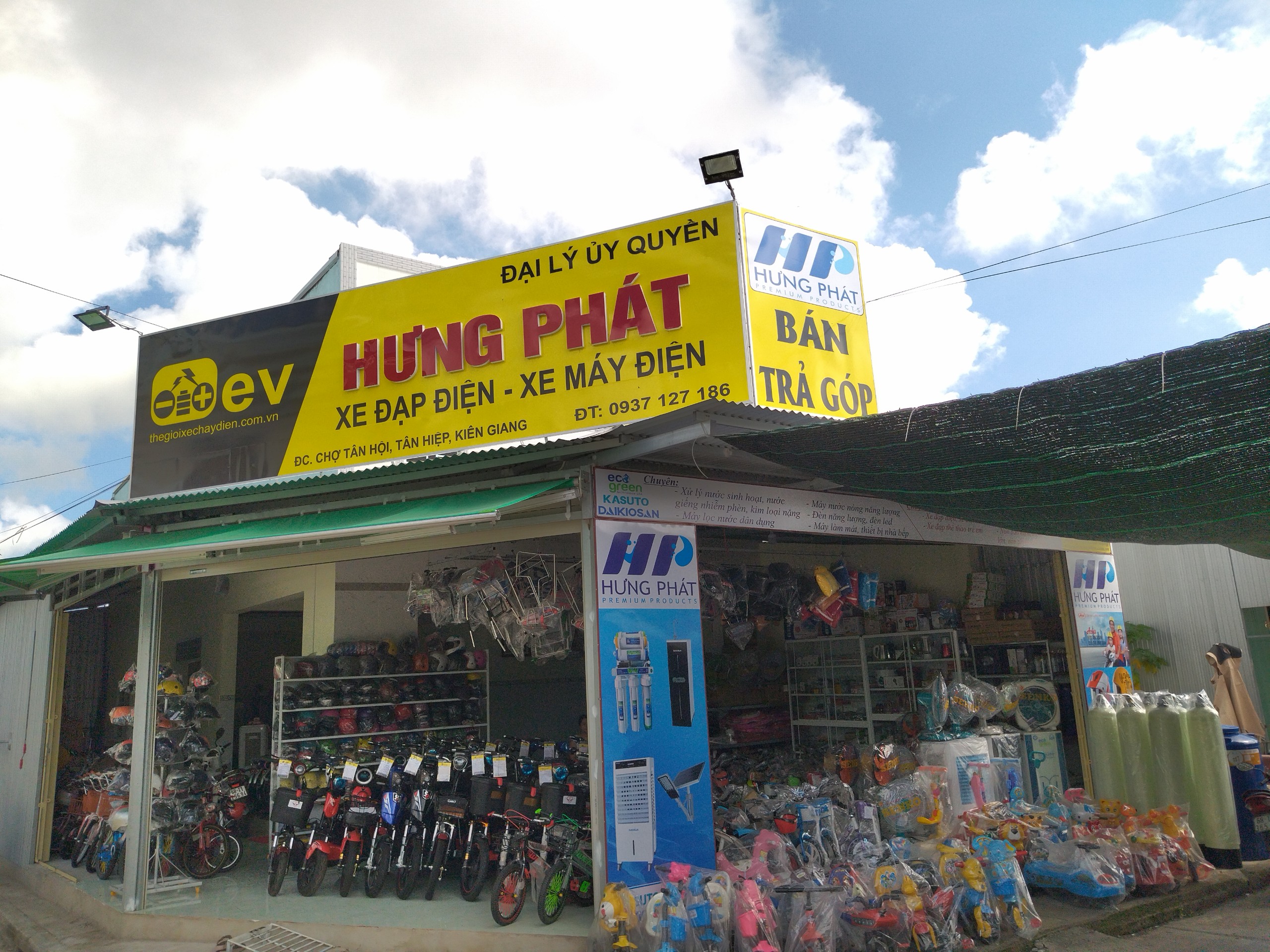 Cửa hàng này tọa lạc tại chợ Tân Hội, Tân Hiệp, Kiên Giang - vị trí đắc địa khi sở hữu 2 mặt tiền rộng lớn Cửa hàng này tọa lạc tại chợ Tân Hội, Tân Hiệp, Kiên Giang - vị trí đắc địa khi sở hữu 2 mặt tiền rộng lớn