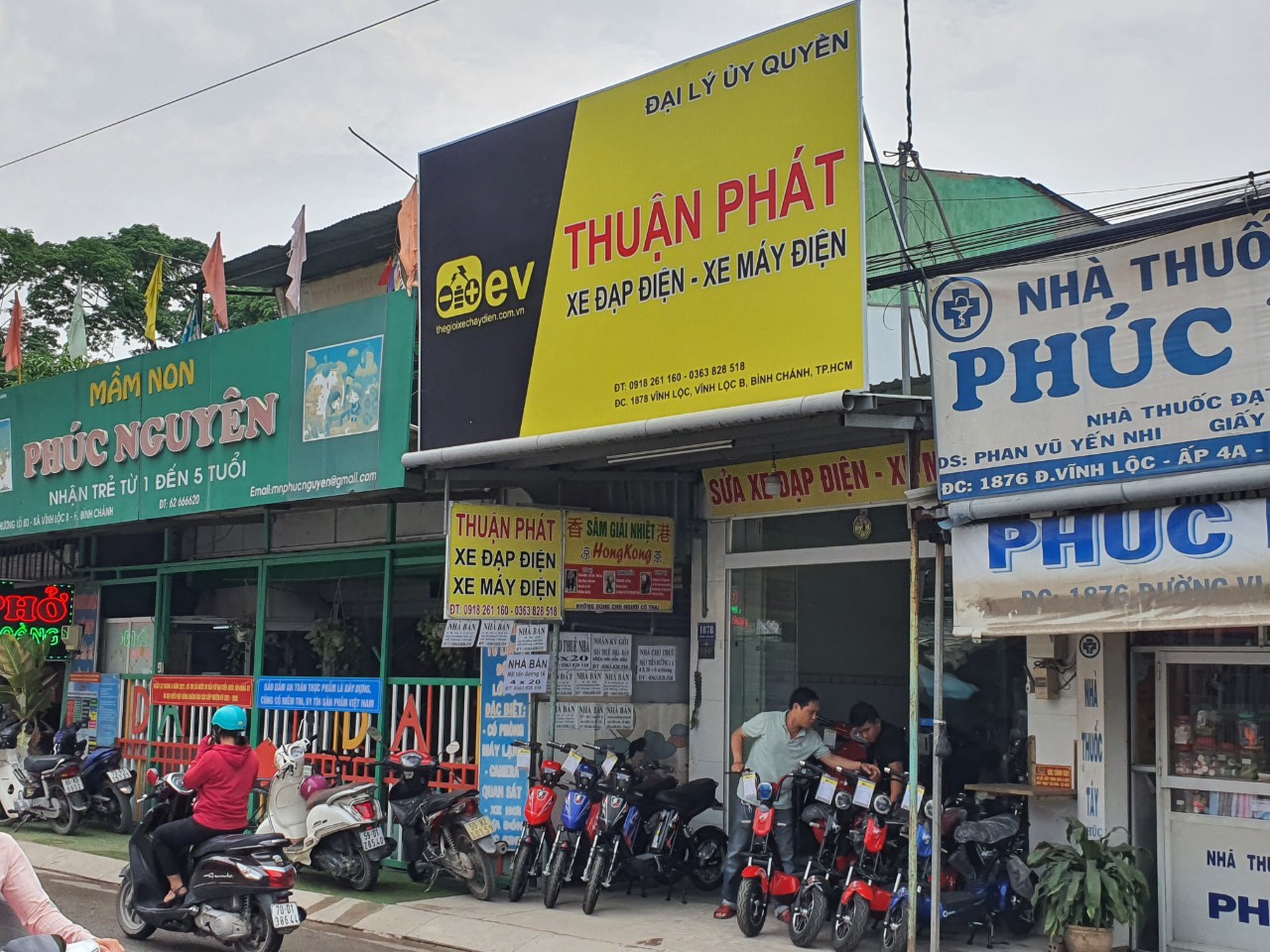 Khách hàng mua xe trong ngày đầu khai trương