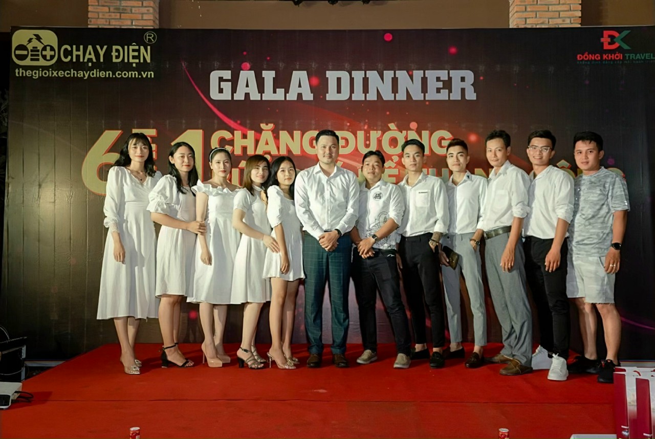Nhân viên phòng kỹ thuật chụp hình cùng giám đốc