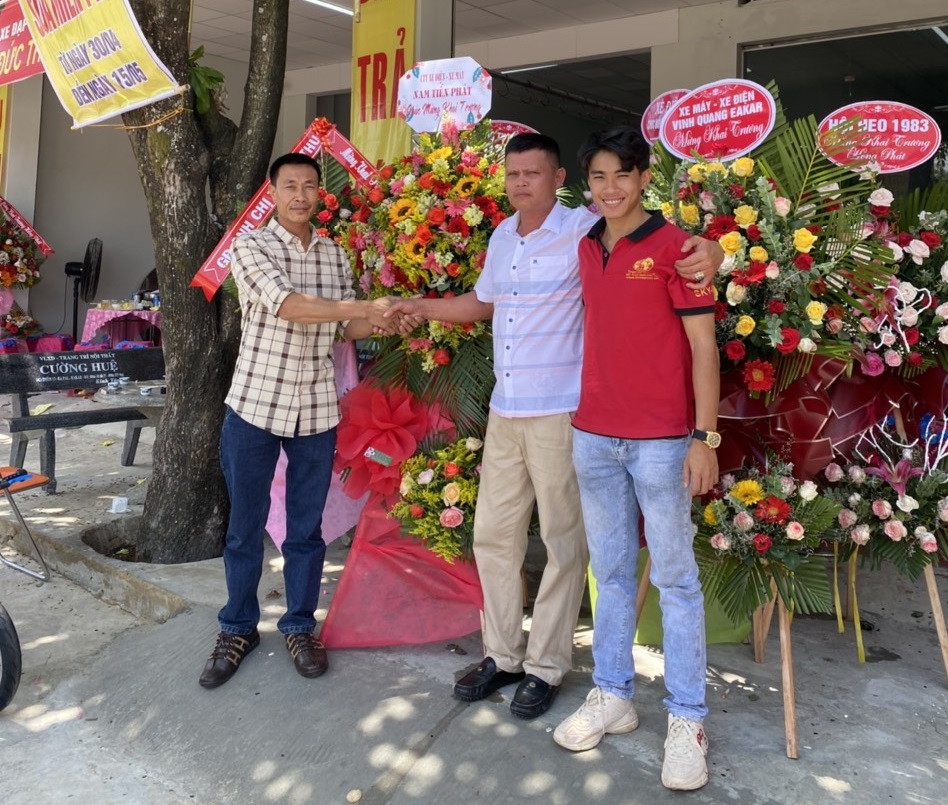 Sự kiện được tổ chức hoành tráng, sang trọng với sự góp mặt của bạn bè khách mời, các đại lý, đối tác Sự kiện được tổ chức hoành tráng, sang trọng với sự góp mặt của bạn bè khách mời, các đại lý, đối tác