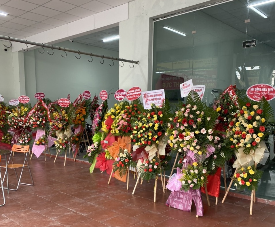 Tới chung vui, góp mặt tại sự kiện là lãng hoa tươi thắm như lời minh chứng cho lời chúc may mắn, vạn sự như ý và thành công của khách mời Tới chung vui, góp mặt tại sự kiện là lãng hoa tươi thắm như lời minh chứng cho lời chúc may mắn, vạn sự như ý và thành công của khách mời