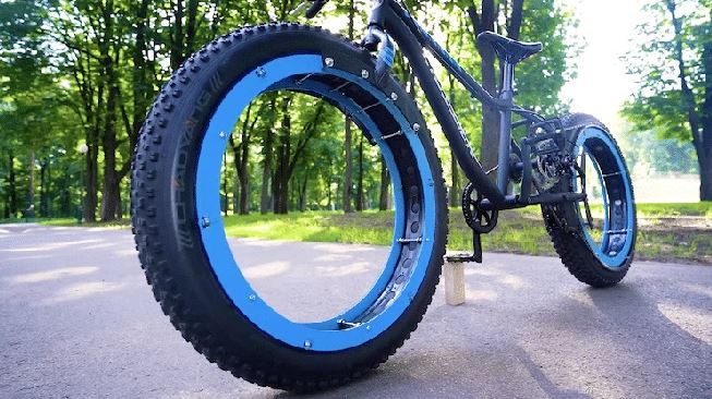 The Q là người thiết kế xe đạp không cần nan hoa, trục nhưng vẫn chạy tốt