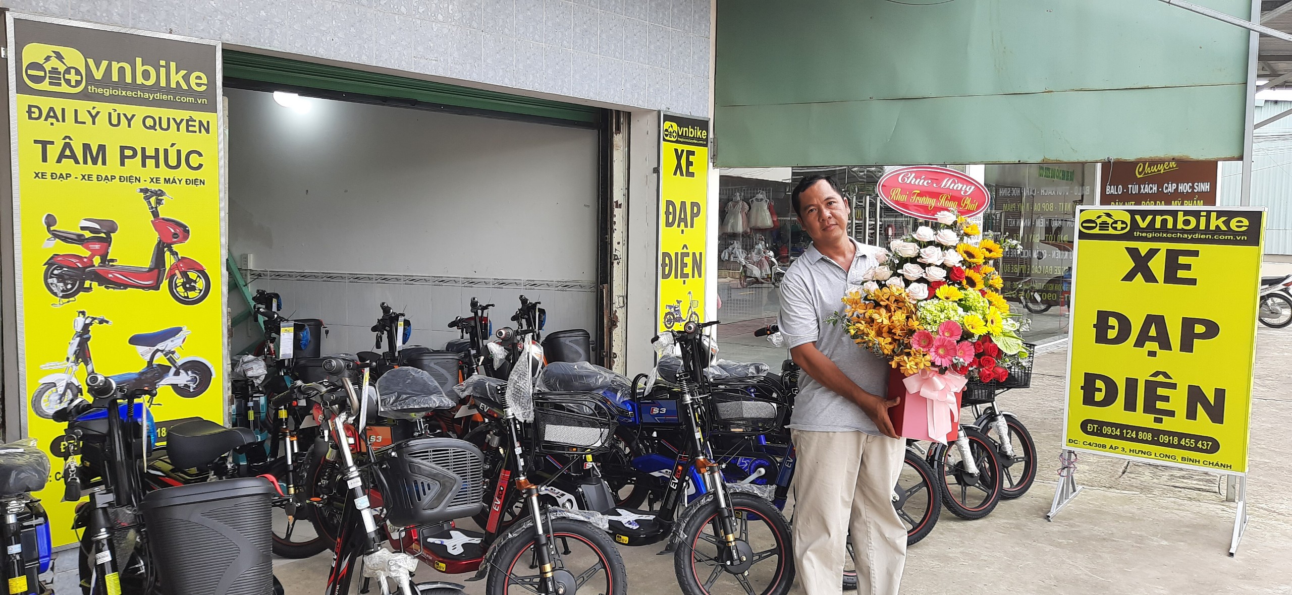 Những lẵng hoa chúc mừng được gửi đến thay cho sự thành công tốt đẹp của buổi lễ khai trương Những lẵng hoa chúc mừng được gửi đến thay cho sự thành công tốt đẹp của buổi lễ khai trương