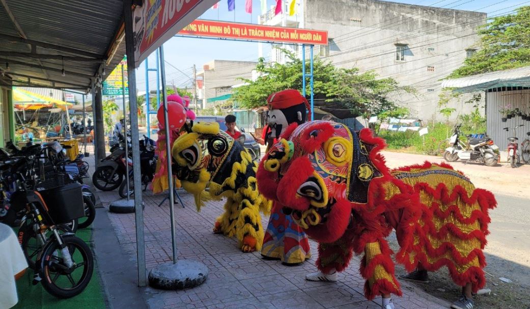 Mở đầu buổi lễ khai trương đại lý xe đạp điện, xe máy điện EV của TGXCĐ là màn múa lân tạo nên không khí vui nhộn