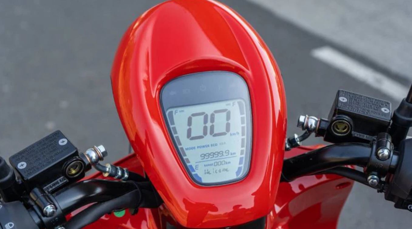 Cụm đồng hồ kỹ thuật số được trang bị đầy đủ các chức năng