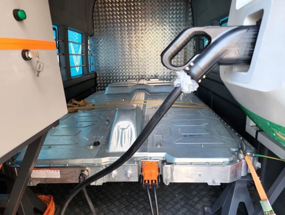 Bên trong chính là khối pin khổng lồ với 100 kWh của chiếc VinFast VF9