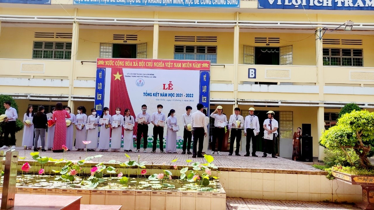 Chương trình diễn ra trùng với ngày tổng kết năm học trong sự đón nhận nồng nhiệt của giáo viên và học sinh