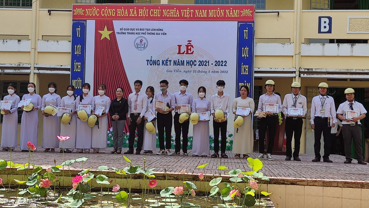 Rất nhiều học sinh đã được trao tặng nón và áo mưa đến từ thương hiệu TGXCĐ