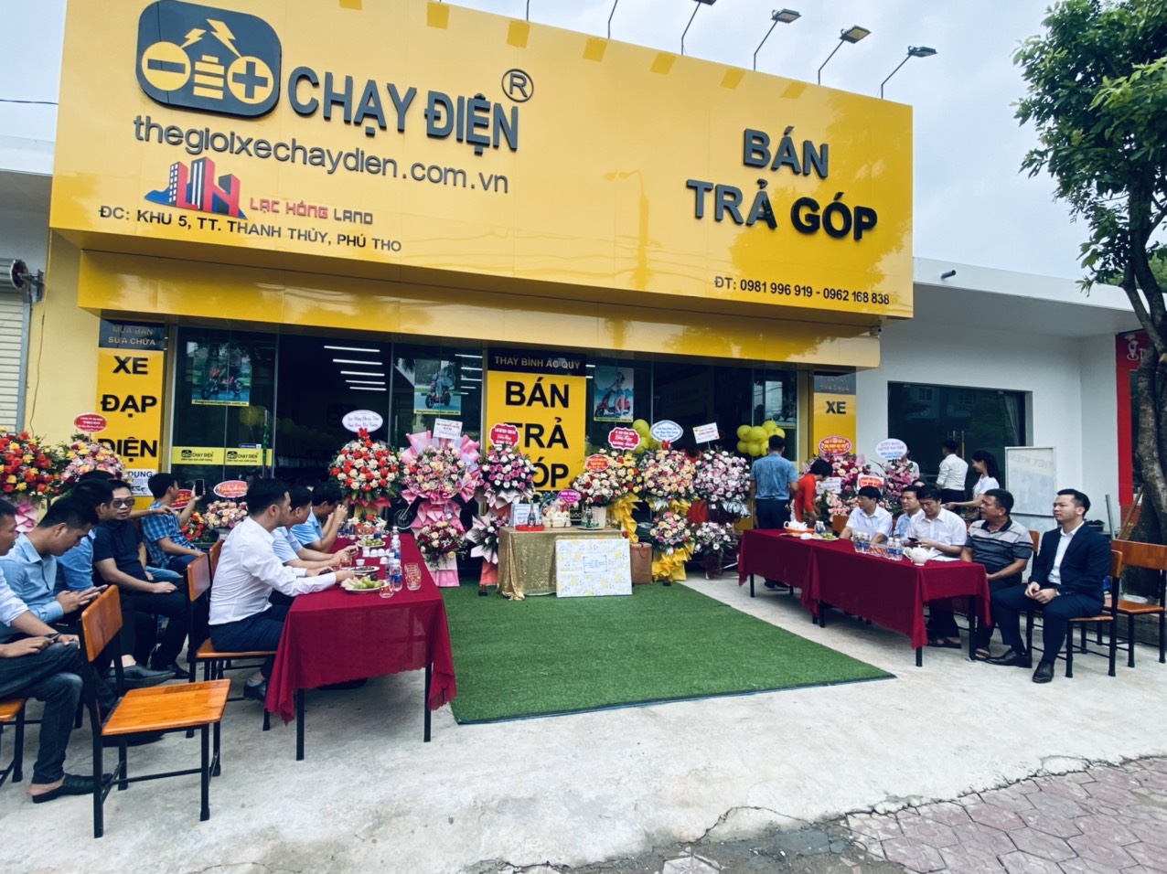 Cửa hàng đã nhận được rất nhiều lẵng hoa và lời chúc mừng từ đối tác và khách mời