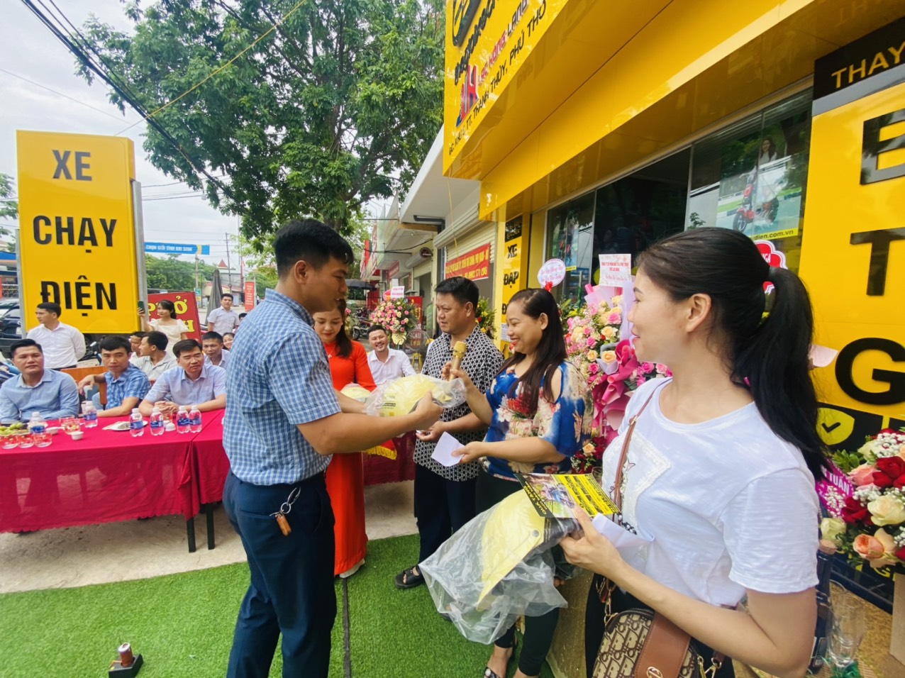 Những phần quà giá trị đã được trao tặng cho các khách hàng may mắn của chương trình