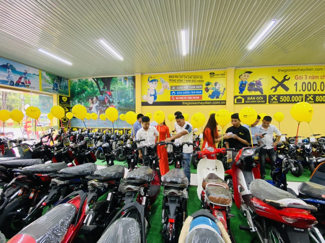 Rất nhiều khách hàng đã đến để tham quan cửa hàng