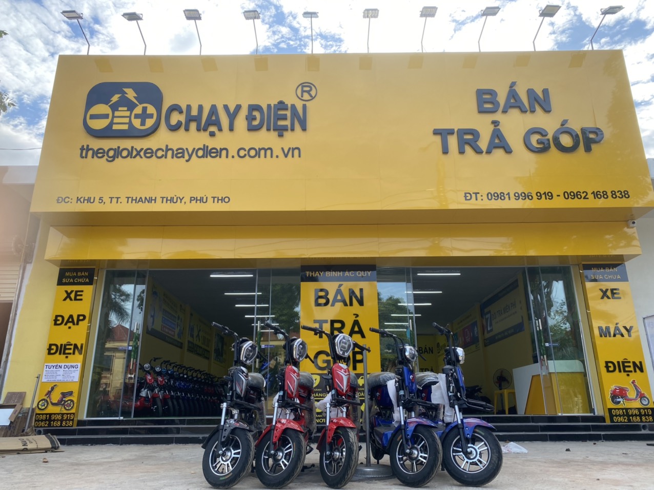 Về mặt ngoài, chi nhánh này trông vô cùng nổi bật nhờ tông màu vàng độc đáo của TGXCĐ