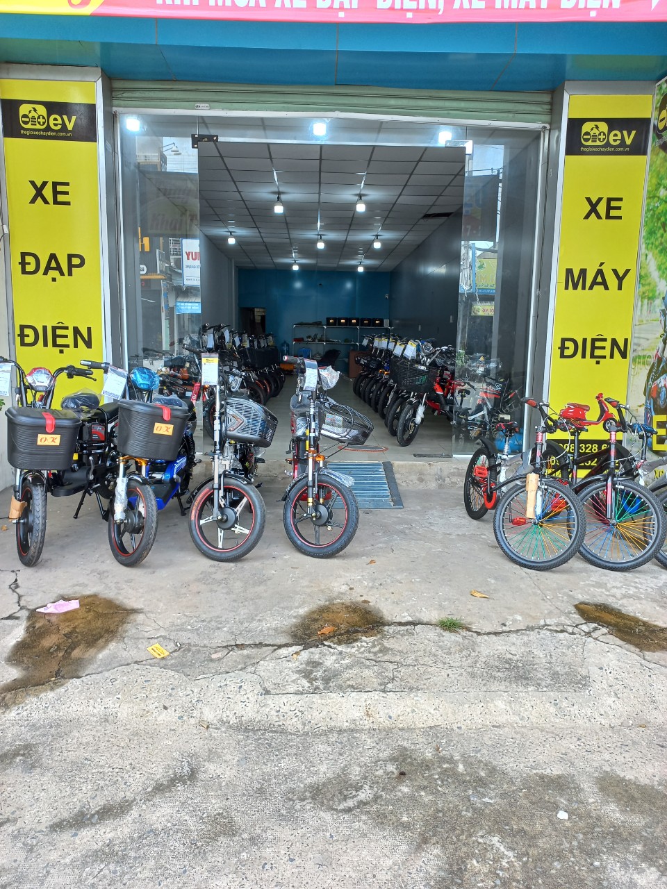 Những mẫu xe điện hot nhất được bày biện đẹp mắt, thu hút mọi ánh nhìn của khách qua đường Những mẫu xe điện hot nhất được bày biện đẹp mắt, thu hút mọi ánh nhìn của khách qua đường