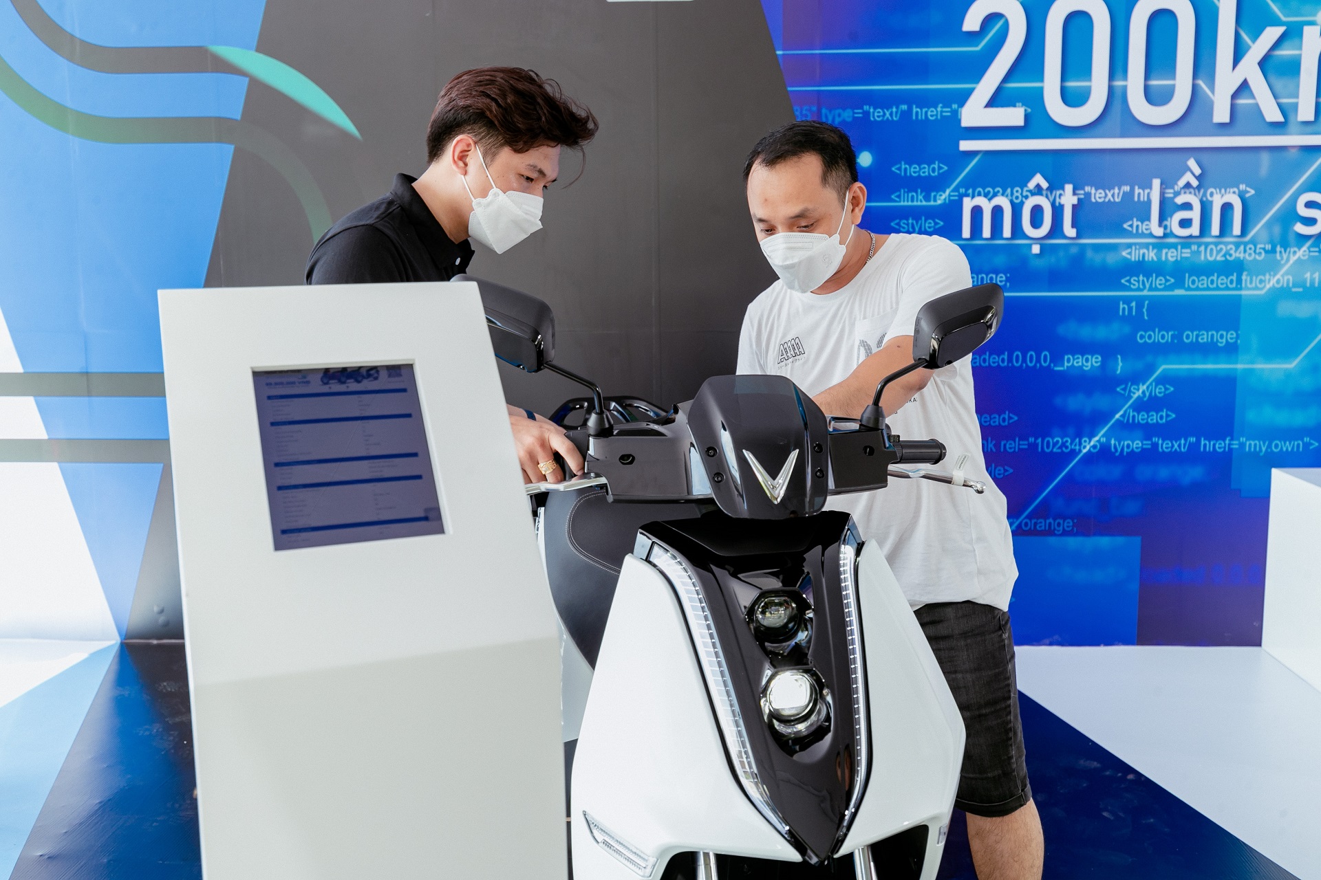 Một nhân viên bán hàng đang tư vấn cho người dùng