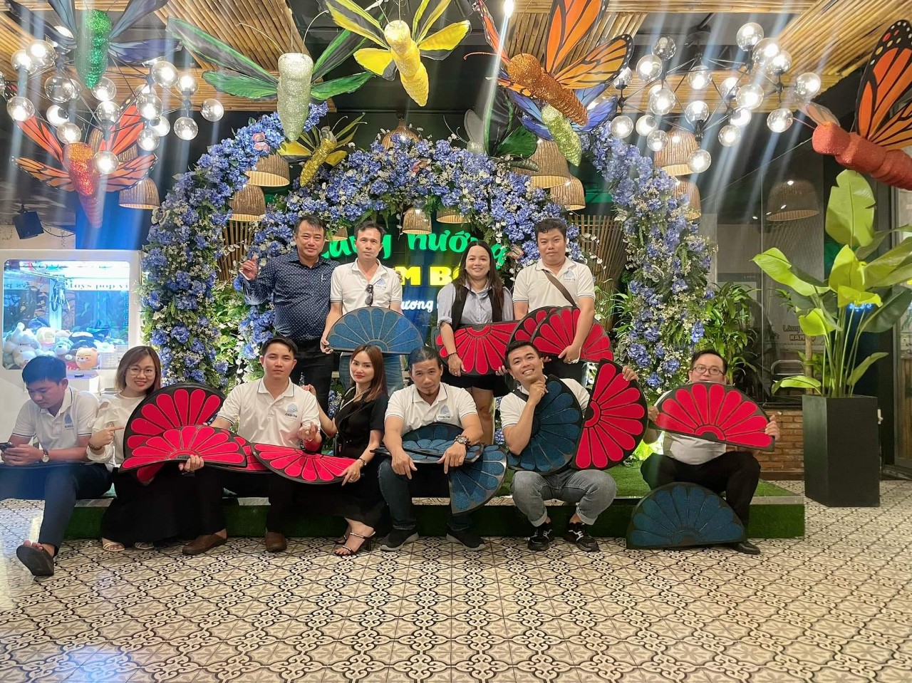 Mọi người cùng nhau tham dự tiệc bế giảng tại nhà hàng
