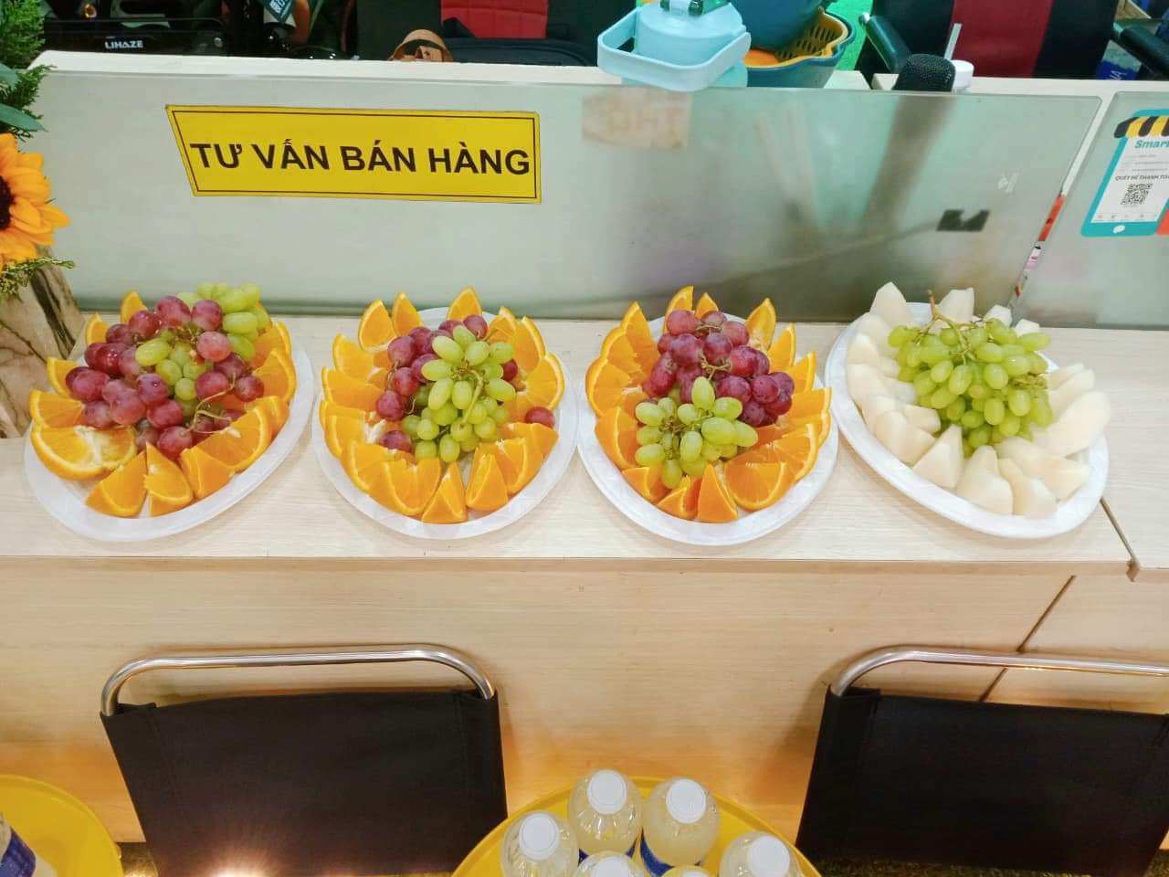 Những dĩa trái cây cùng nước uống được cắt tỉa và trình bày đẹp mắt để đón tiếp các học viên