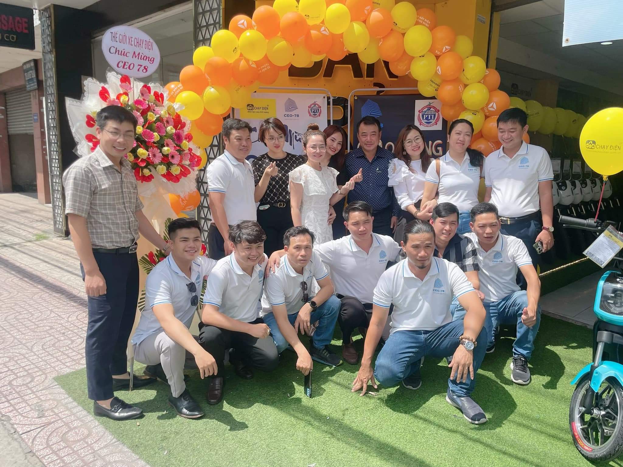 Tập thể lớp CEO - 78 đã có mặt và tham quan tại cửa hàng Thế Giới Xe Chạy Điện 983 Âu Cơ vào hôm 17/09