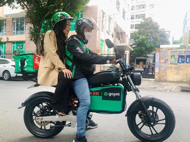 Ngày 19/05, Gojek chính thức ký hợp tác với Dat Bike nhằm mục đích thí điểm sử dụng xe máy điện để phục vụ các nhu cầu đi lại của người dùng Gojek tại Việt Nam