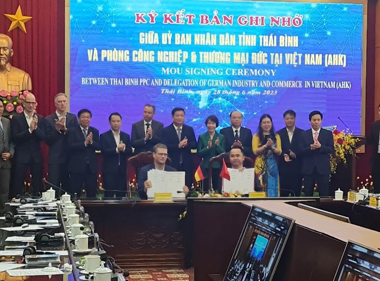 Ông Franz Ferdinand Heindlmeier – CEO công ty Roding Mobility và ông Trần Minh Thao - CEO Thái Hưng ký biên bản ghi nhớ hợp tác nghiên cứu, phát triển và sản xuất ô tô điện