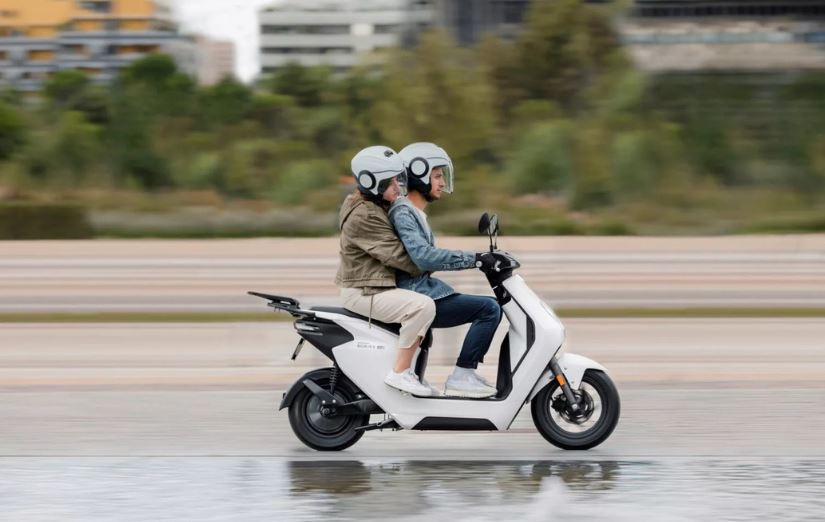 Honda EM1 e có hình dáng giống như kiểu xe tay ga chạy bằng xăng nhưng trông hiền hơn nhiều vì chúng có thiết kế thể thao, sử dụng công nghệ tiên tiến