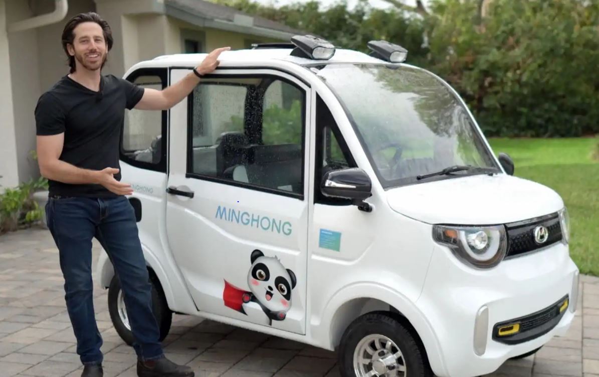 Micah Toll cũng cho biết điểm cần khắc phục của mẫu xe điện cỡ nhỏ Minghong S1 Pro là việc không có điều hòa bên trong khiến không gian xe bí bách