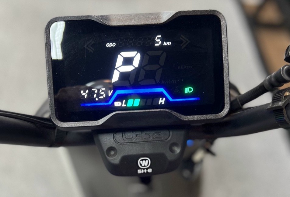 U-Be có trang bị toàn bộ đèn LED và màn hình màu