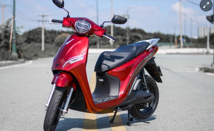 VinFast có thời gian sạc khoảng 6 giờ và có mức giá trải dài từ 22 triệu đến 69,9 triệu đồng