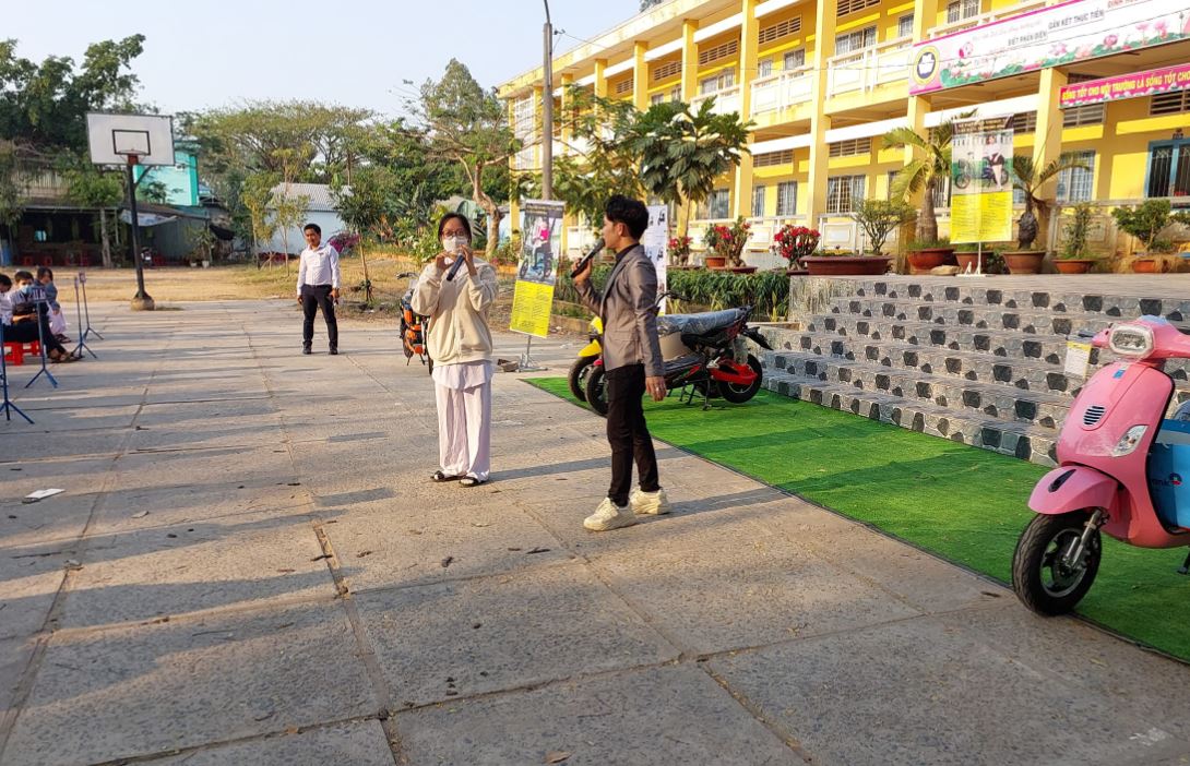Ngoài nội dung tuyên truyền, buổi lễ còn những câu hỏi dành tặng cho các bạn học sinh tại đây