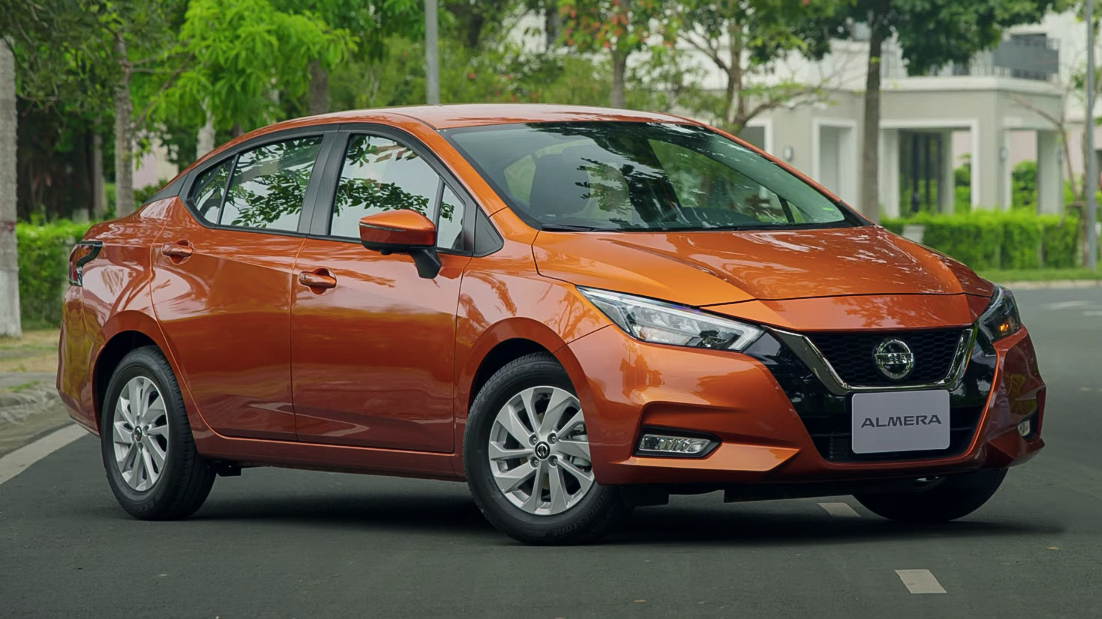 Đối với xe ô tô con thuần điện và hybrid điện sẽ dán bên trong xe ở phía người lái